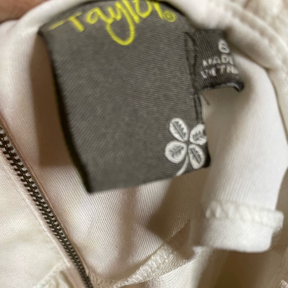 TAYLOR BRAND - White long sleeve dress - SIZE 6 - Picture 3 of 3